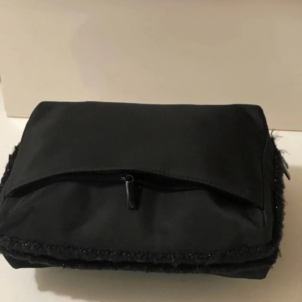 Chanel perfume make up bag, large well fit lots of things, without any damage - Picture 15 of 15